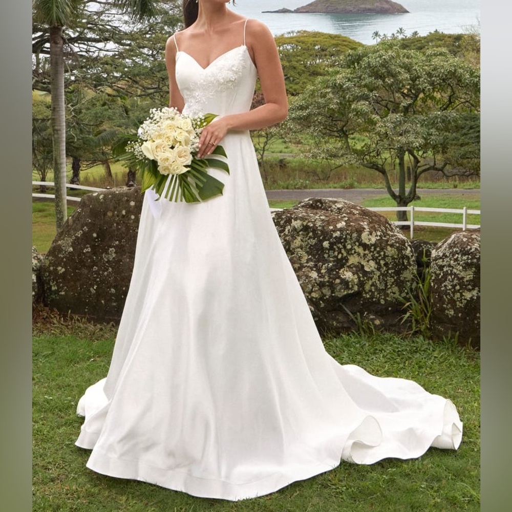 NWT Lulus Bridal wedding dress.